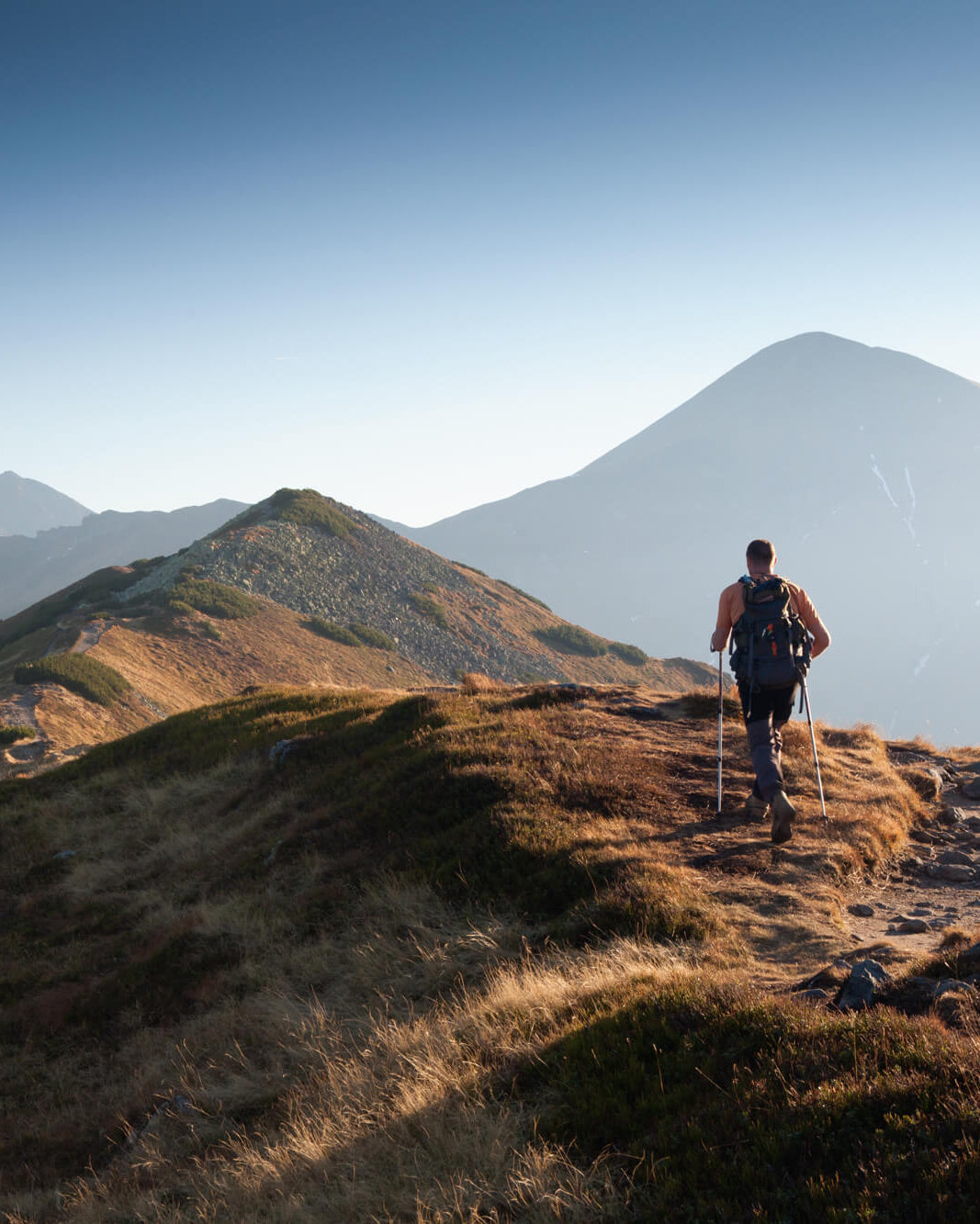 Homme randonnant en montagne