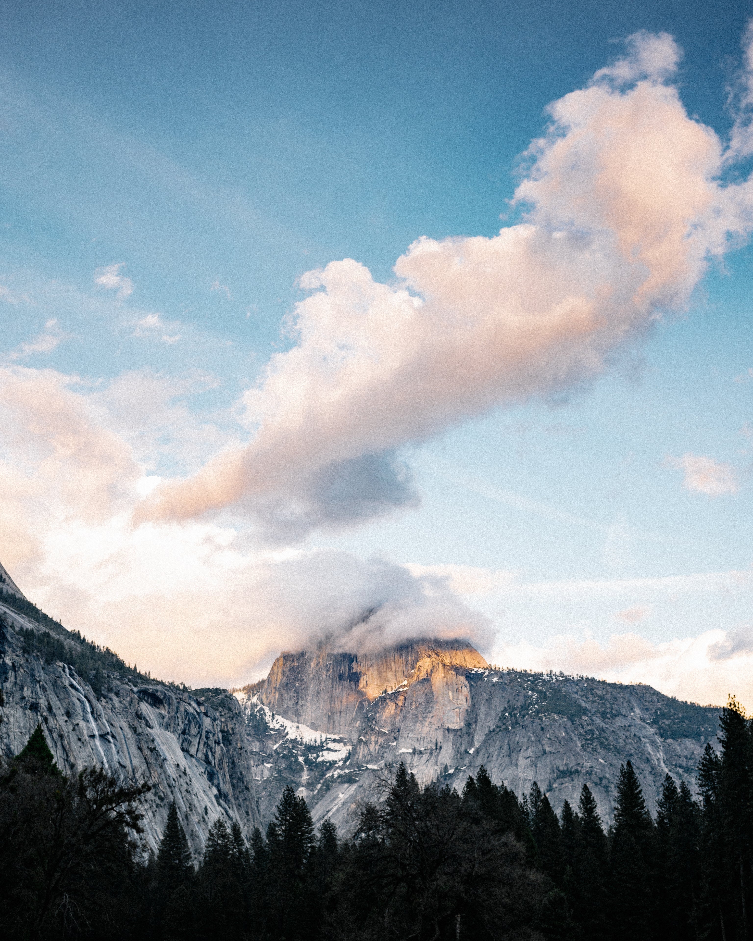 Paysage de montagne avec des nuages dans le ciel